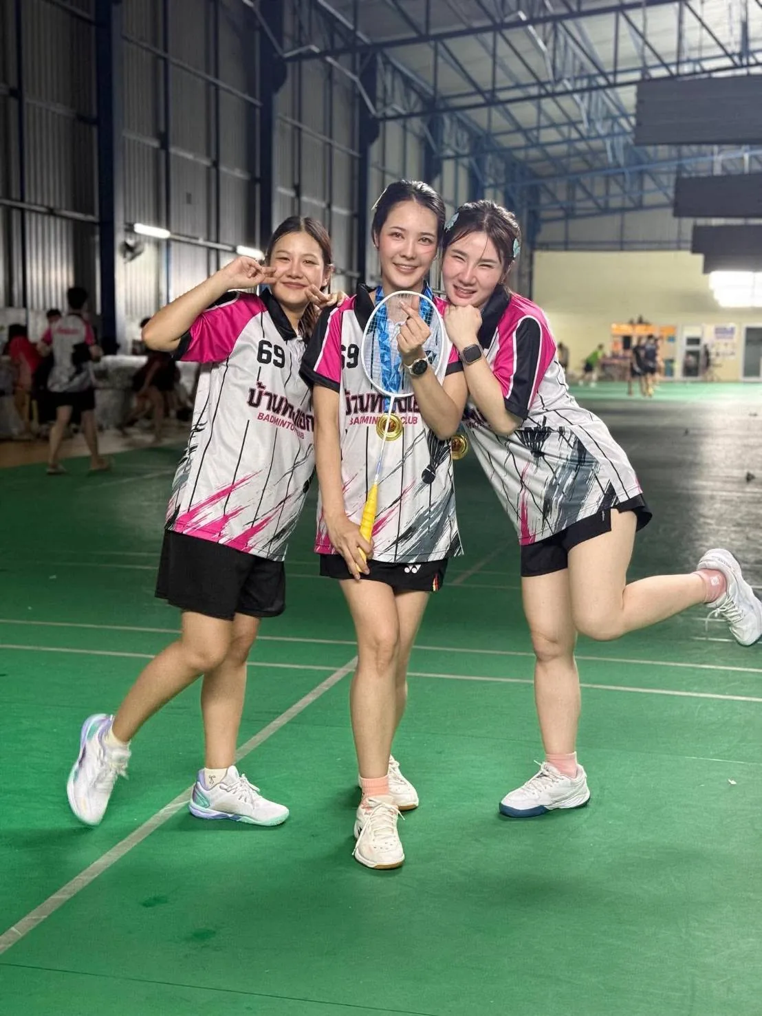 ลูกค้าใส่เสื้อทีมแบดมินตัน